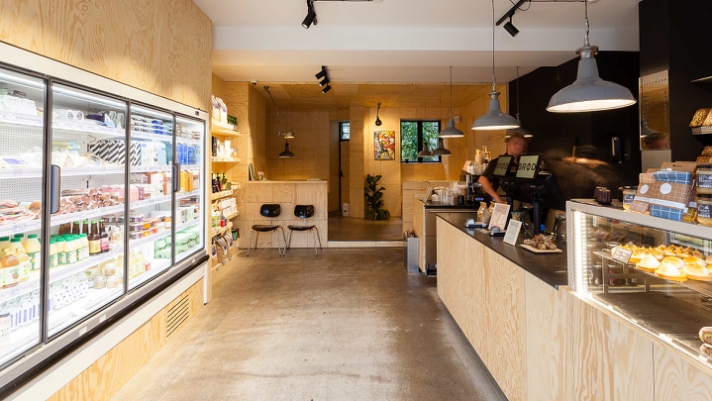 Hos Bageriet BRØD er vægbeklædningen i fyrkrydsfiner med til at give bageriet en helt særlig karakter og hyggelig atmosfære for de mange brødflove gæster. .